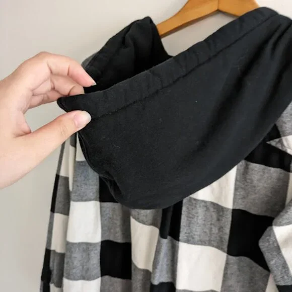 Torrid Cream and Black Plaid Flannel with Hood Size 1/1X - Picture 4 of 10